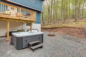 Spacious Family Home w/ 2 Decks in Pocono Lake!