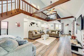 Spacious Family Home w/ 2 Decks in Pocono Lake!