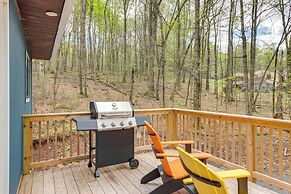 Spacious Family Home w/ 2 Decks in Pocono Lake!