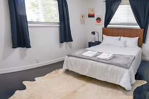 3 Mi to Emerald Downs: Pet-friendly Home