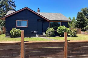 3 Mi to Emerald Downs: Pet-friendly Home