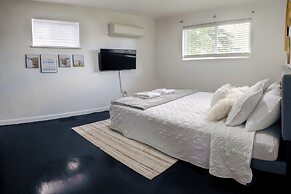 3 Mi to Emerald Downs: Pet-friendly Home