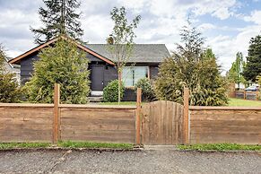 3 Mi to Emerald Downs: Pet-friendly Home