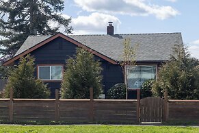 3 Mi to Emerald Downs: Pet-friendly Home