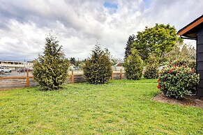 3 Mi to Emerald Downs: Pet-friendly Home