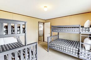 Hot Tub & Fire Pit: Getaway in Sevierville!