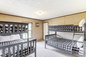 Hot Tub & Fire Pit: Getaway in Sevierville!