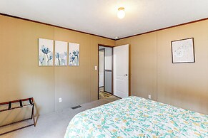 Hot Tub & Fire Pit: Getaway in Sevierville!