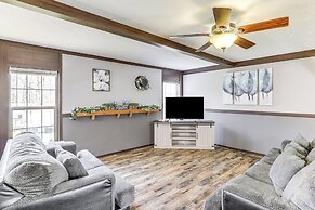 Hot Tub & Fire Pit: Getaway in Sevierville!