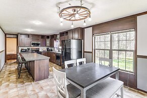 Hot Tub & Fire Pit: Getaway in Sevierville!