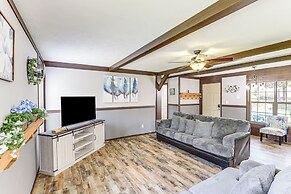 Hot Tub & Fire Pit: Getaway in Sevierville!