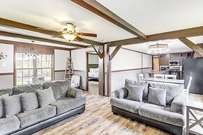 Hot Tub & Fire Pit: Getaway in Sevierville!