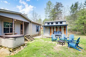 Hot Tub & Fire Pit: Getaway in Sevierville!