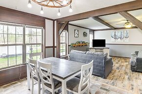 Hot Tub & Fire Pit: Getaway in Sevierville!