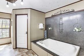 Hot Tub & Fire Pit: Getaway in Sevierville!