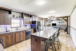 Hot Tub & Fire Pit: Getaway in Sevierville!