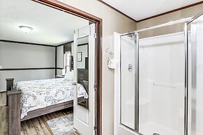 Hot Tub & Fire Pit: Getaway in Sevierville!