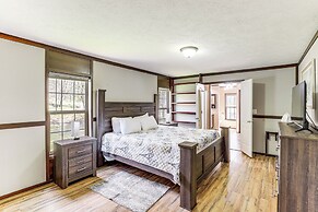 Hot Tub & Fire Pit: Getaway in Sevierville!