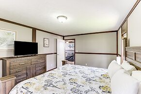 Hot Tub & Fire Pit: Getaway in Sevierville!