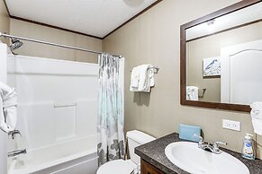 Hot Tub & Fire Pit: Getaway in Sevierville!