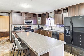 Hot Tub & Fire Pit: Getaway in Sevierville!