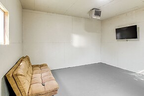 1 Block to Dtwn Oskaloosa: Family Home w/ Deck!