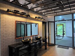 Cat Ba Wistaria Hotel - Pool & Massage