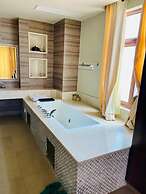 Luxury Oceanline Apartments-Shaza.