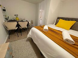 One Lux Stay Near Antwerp Central - Studio Apartment