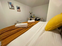 One Lux Stay Near Antwerp Central - Studio Apartment
