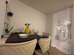 One Lux Stay Near Antwerp Central - Studio Apartment