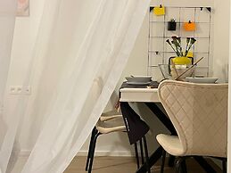 One Lux Stay Near Antwerp Central - Studio Apartment