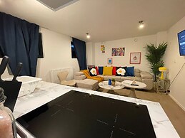 One Lux Stay Near Antwerp Central - Studio Apartment