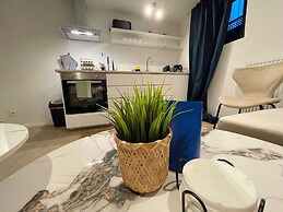One Lux Stay Near Antwerp Central - Studio Apartment