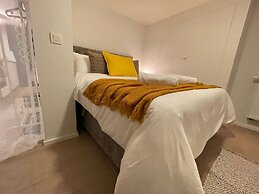 One Lux Stay Near Antwerp Central - Studio Apartment