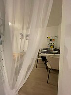 One Lux Stay Near Antwerp Central - Studio Apartment