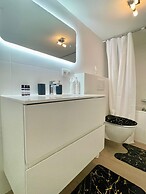 One Lux Stay Near Antwerp Central - Studio Apartment