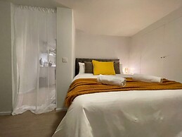 One Lux Stay Near Antwerp Central - Studio Apartment