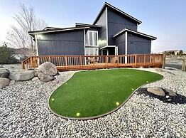 NEW Mountain View Retreat With Hot Tub and Mini Golf