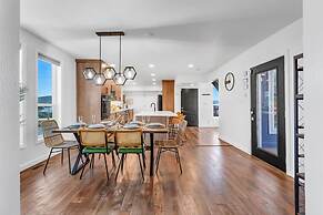 NEW Mountain View Retreat With Hot Tub and Mini Golf