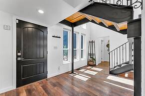 NEW Mountain View Retreat With Hot Tub and Mini Golf