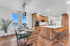 NEW Mountain View Retreat With Hot Tub and Mini Golf