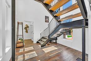 NEW Mountain View Retreat With Hot Tub and Mini Golf