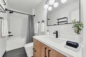 NEW Mountain View Retreat With Hot Tub and Mini Golf