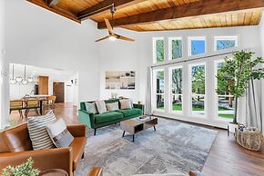 NEW Mountain View Retreat With Hot Tub and Mini Golf