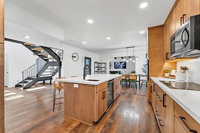 NEW Mountain View Retreat With Hot Tub and Mini Golf