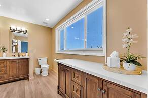 NEW Mountain View Retreat With Hot Tub and Mini Golf