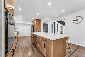 NEW Mountain View Retreat With Hot Tub and Mini Golf