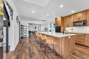 NEW Mountain View Retreat With Hot Tub and Mini Golf