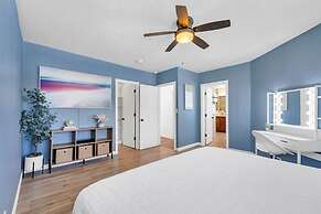 NEW Mountain View Retreat With Hot Tub and Mini Golf